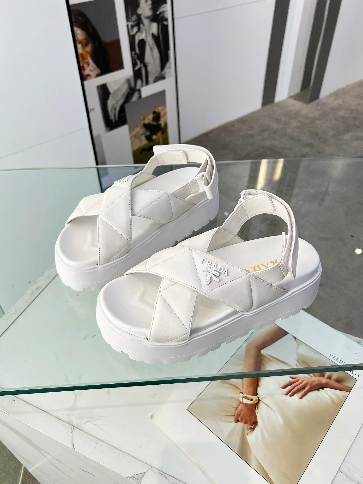👟👟Ex-factory price 460👟👟 PRADA 2025 vs spring and summer popular sandals series... [Thick-soled double-button sandals] Original 1:1 customization, this year's most fashionable and popular retro British style, simple and elegant, all styles are good-looking, platform thick soles make you slimmer and taller, very comfortable, fashionable and versatile... Many Internet celebrities are on their feet. These platform round-toe thick-soled shoes are very popular this year. They can be worn (increased) for both leisure and leisure. ❶Material: Customized imported calf leather ❷Inner: Customized imported sheepskin ❸Outsole: Original molded ultra-light outsole ❹Sole thickness: 5.5cm ❺Number of yards: 35-40 ❻Packaging: Original full set of packaging ☀Color: Official website updated simultaneously
